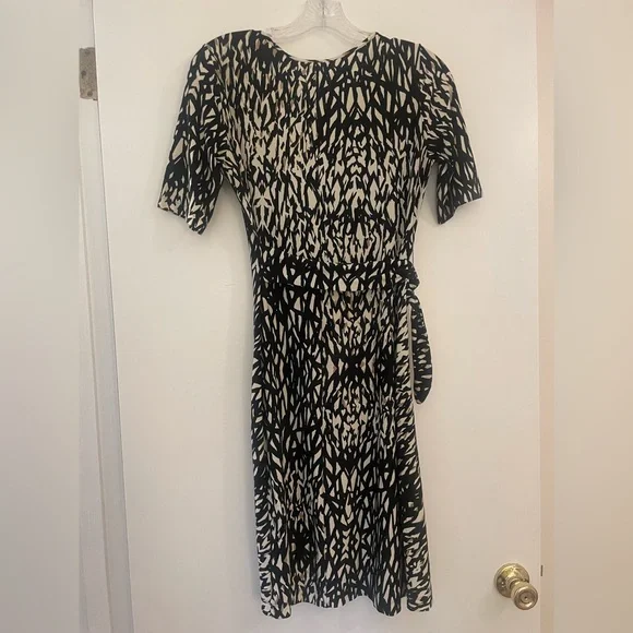 Elegant Black and Cream Patterned Dress - Picture 2 of 3